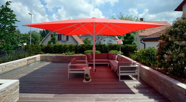 Sonnenschirm Bahama Jumbrella in rot auf einer Dachterrasse