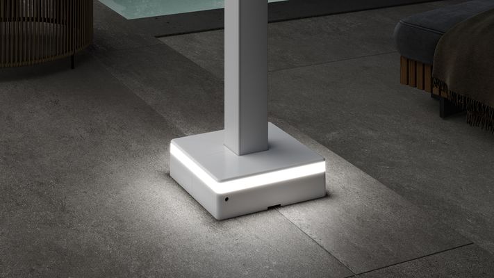 Detailansicht der Fußabdeckung der markilux pergola style. In den Fuß integriert ist eine LED-Line zur Beleuchtung der Terrasse.