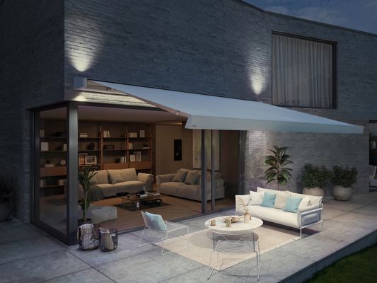 markilux MX-4 in weiß mit weißem Tuch und bunter Beleuchtung in der Markise