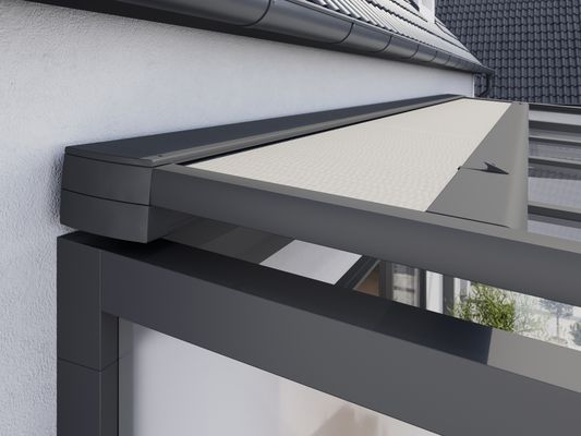 Detailansicht der Kassette der Aufglasmarkise markilux 7800 halboffen