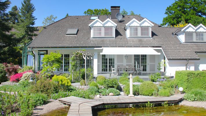 Referenzbild markilux 970 mit weißem Tuch über der Terrasse eines Wohnhauses in Bad Salzuflen