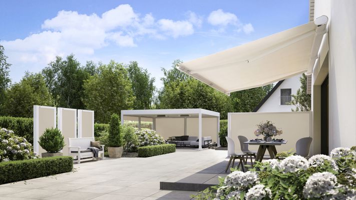 Verschiedene Markisensysteme mit weißem Gestell und cremefarbenem Tuch.