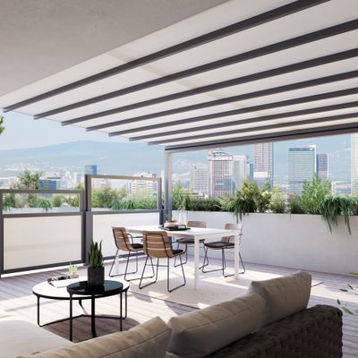 markilux pergola stretch mit hellem Tuch auf einer Penthouse-Terrasse mit Blick auf Skyline, kombiniert mit seitlichem Wind-/Sichtschutz.