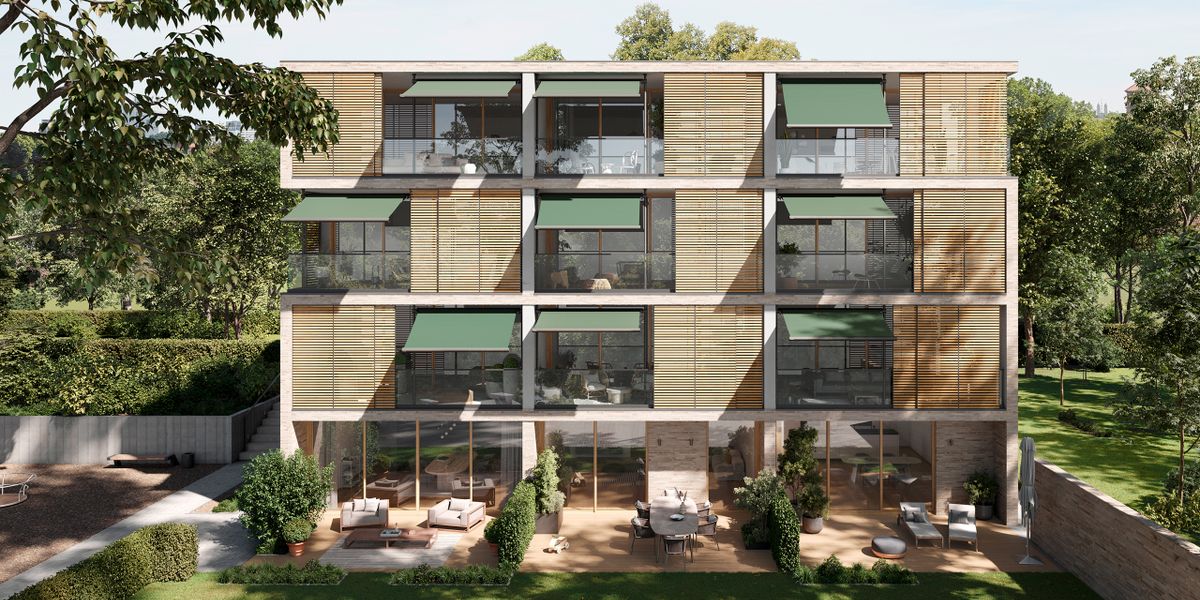 Mehrfamilienhaus mit mehreren Balkonen, die mit einer Klemmmarkise markilux 900 ausgestattet sind.
