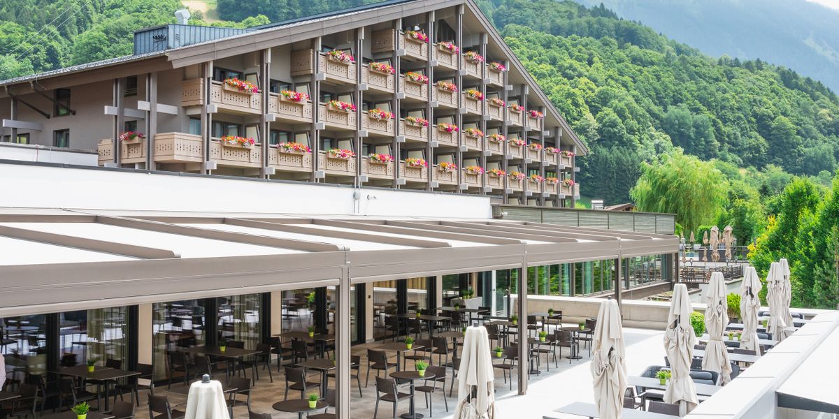Referenzbild einer pergola stretch und einer mx markant auf einer Terrasse vor einem Hotel