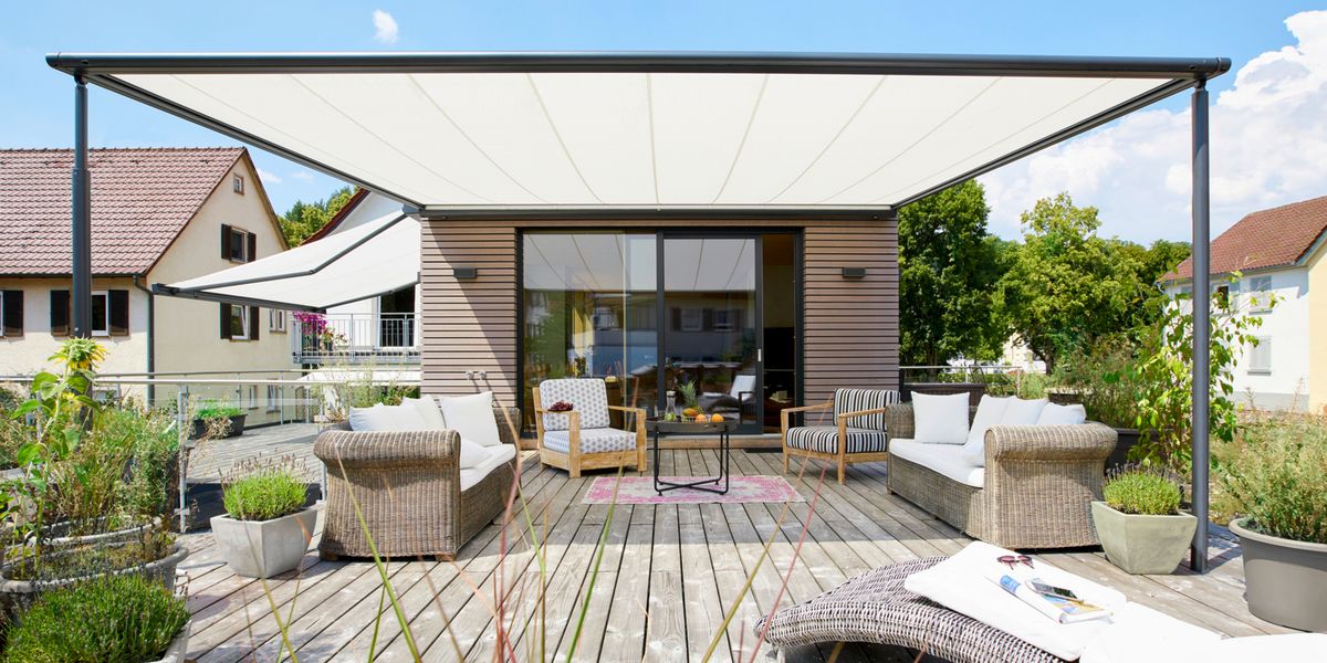 Referenz markilux pergola classic mit weißem Markisentuch an einem Holzhaus auf der Dachterrasse.