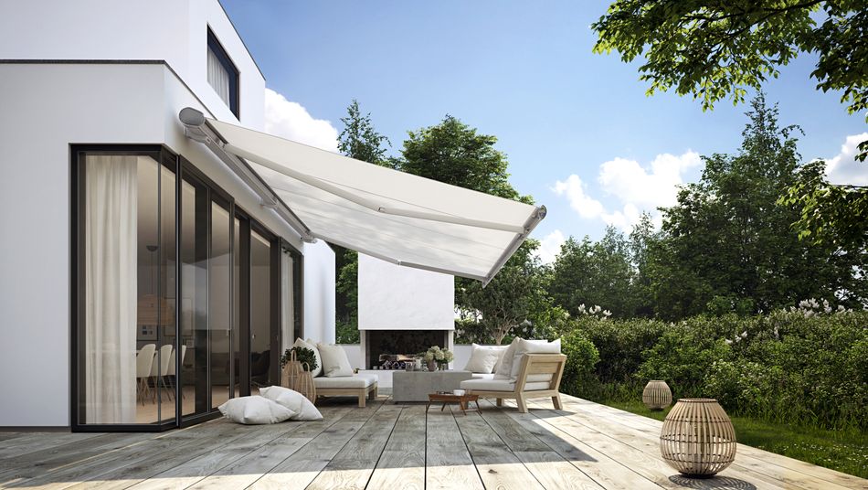 markilux mx-6000 in grau mit weißem Tuch über einer Terrasse