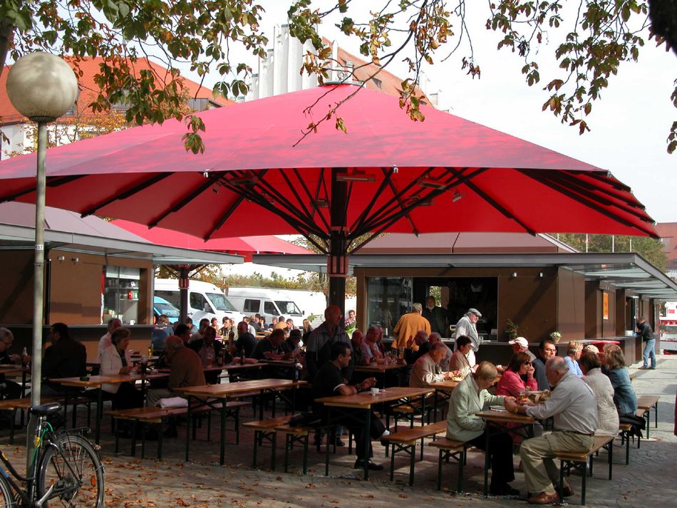 Sonnenschirm Bahama Magnum in rot als Schattenspender für Gäste in einem Restaurant