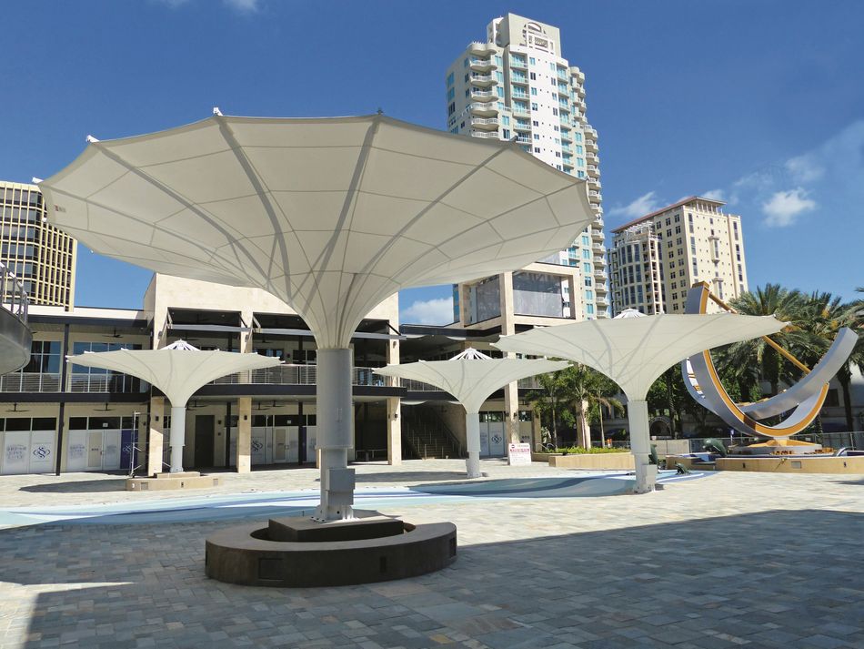 Sonnenschirm Bahama Largo in weiß aufgestellt vor einem Gebäude