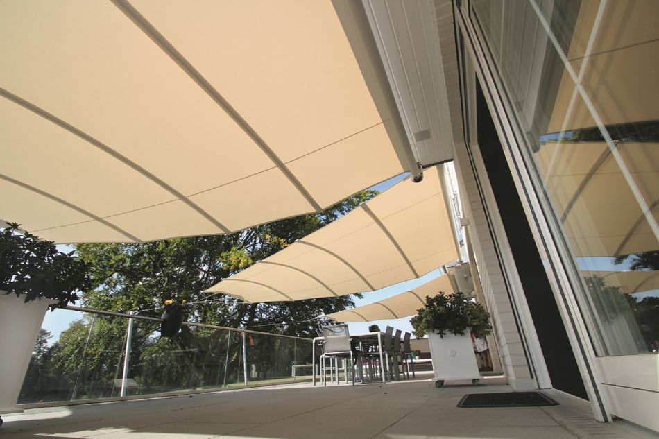 Mehrere aufrollbare Bahama Sonnensegel mit beigem Tuch.