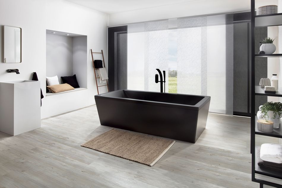 modernes schwarz-weisses Badezimmer mit freistehender schwarzer Badewanne