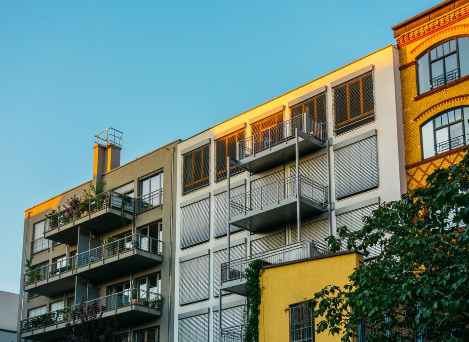 Häuserzeile in einer großen Stadt mit Balkonfassaden