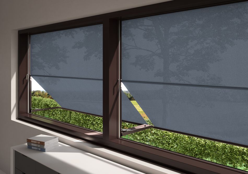 Ansicht von Innen nach Außen: Fenster mit Markisolette markilux 740 mit grauem Tuch (ausgefahren).