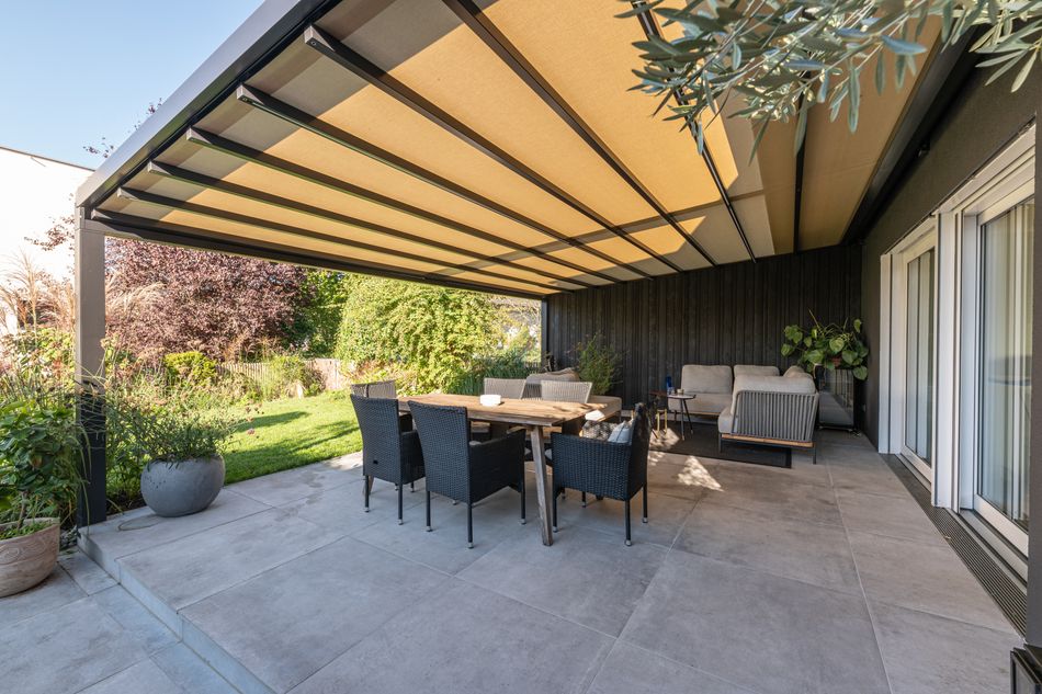 markilux pergola stretch mit hellem Tuch. Überdachung einer privaten Terrasse in modernem Design.