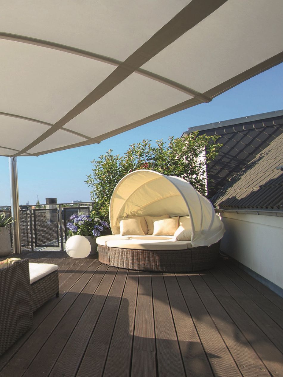 Stabiles Sonnensegel auf Dachterrasse mit Loungesessel
