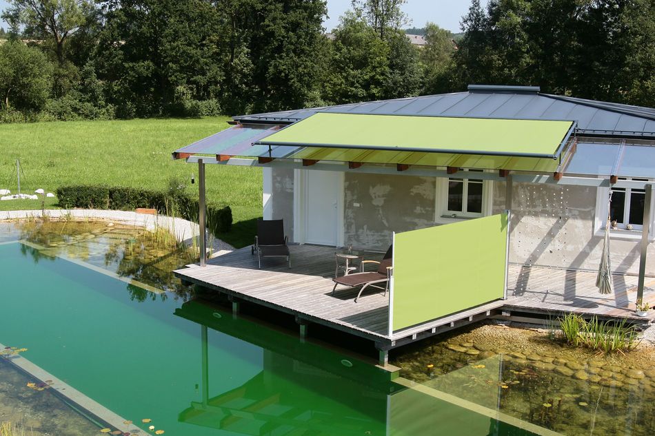 markilux 790 grüne Seitenmarkise auf Steg am Teich
