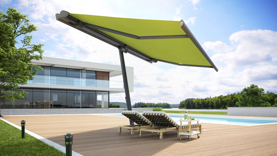 Markisenschirm markilux planet mit grünem Tuch und Pool im Hintergrund.