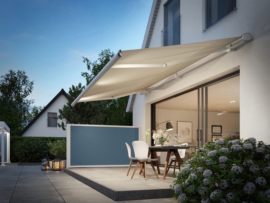 Markise mx 6000 mit cremefarbenem Tuch sowie mx format mit blauem Tuch bei Dämmerung.