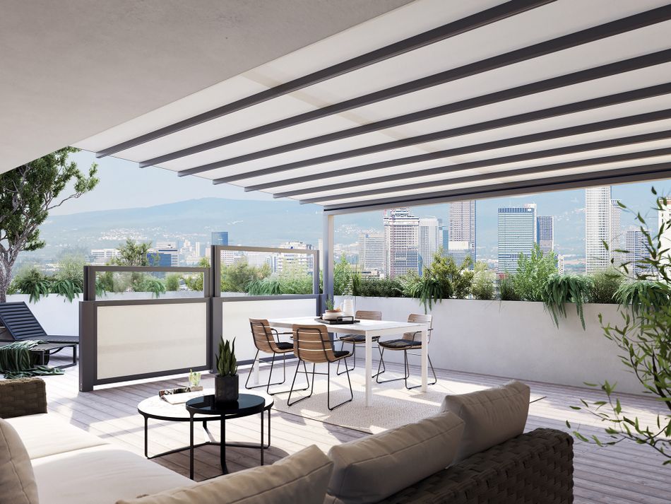 markilux pergola stretch mit hellem Tuch kombiniert mit seitlichem Wind-/Sichtschutz.