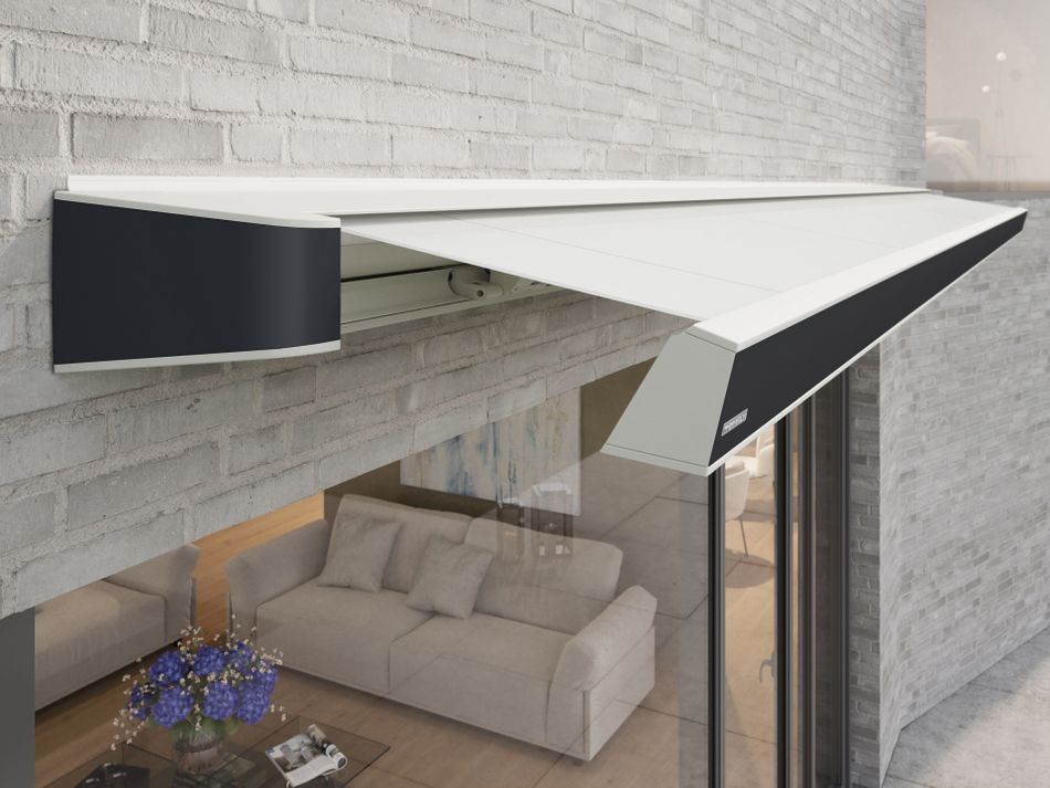 Vollkassettenmarkise MX-4 an einer Bergvilla mit halboffener Kassette und schwarzer Sichtblende