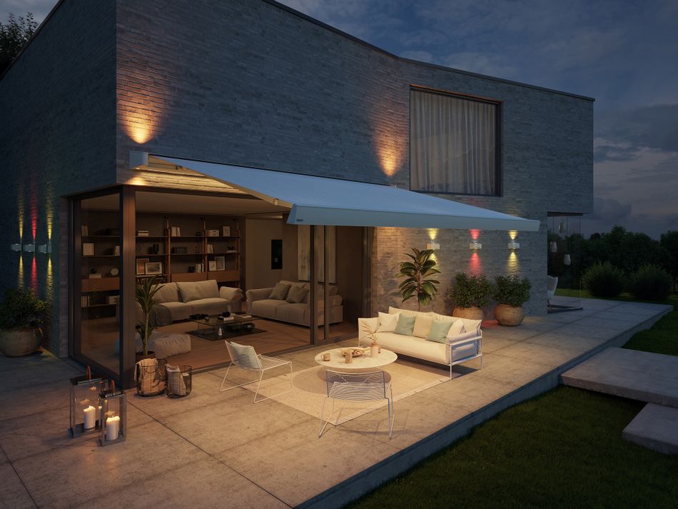 markilux MX-4 in weiß mit weißem Tuch und bunter Beleuchtung in der Markise