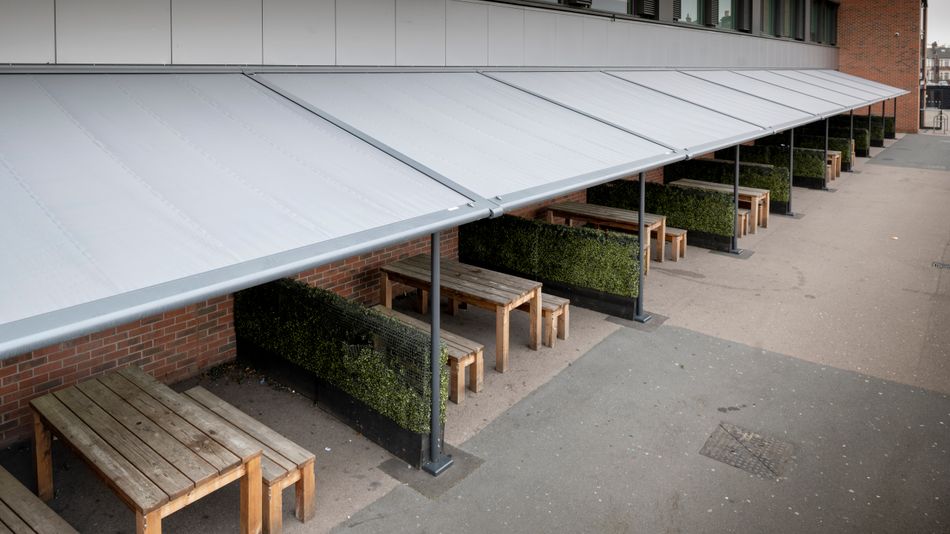 Referenzbild markilux pergola classic über mehreren Tischgruppen einer Schule in London