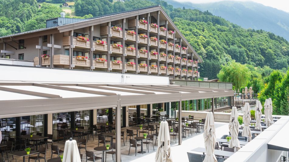 Referenzbild einer pergola stretch und einer mx markant auf einer Terrasse vor einem Hotel