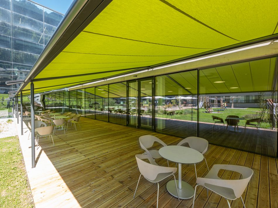 Referenzbild der pergola classic mit grünem Tuch vor einer Terrasse in Zell am See.