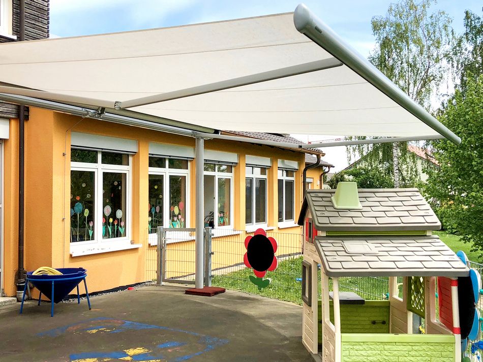 Halbkassettenmarkise markilux 1600 an der Fassade eines Kindergartens