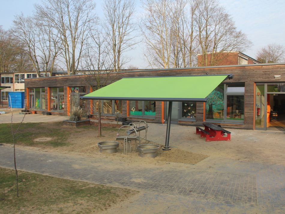 Referenzbild markilux planet mit grünem Tuch vor einem Kindergarten