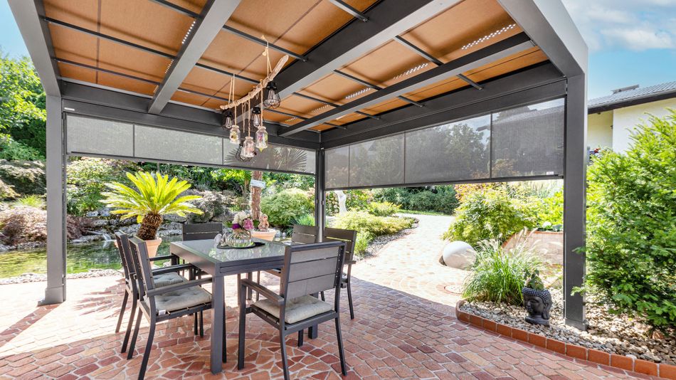 Referenz einer freistehenden Terrassenüberdachung markilux markant mit Vertikalmarkise.