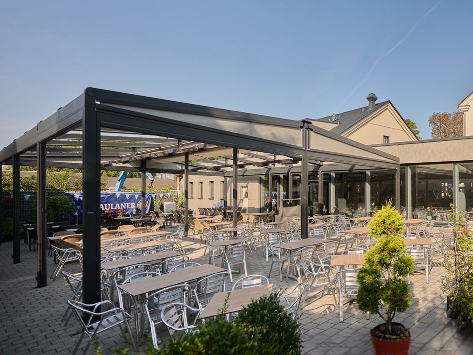 Hotelterrasse überdacht mit einer freistehenden markilux Markisenanlage.
