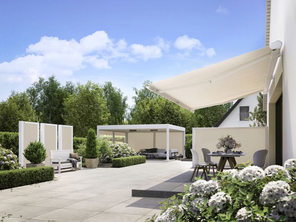 Verschiedene Markisensysteme mit weißem Gestell und cremefarbenem Tuch.