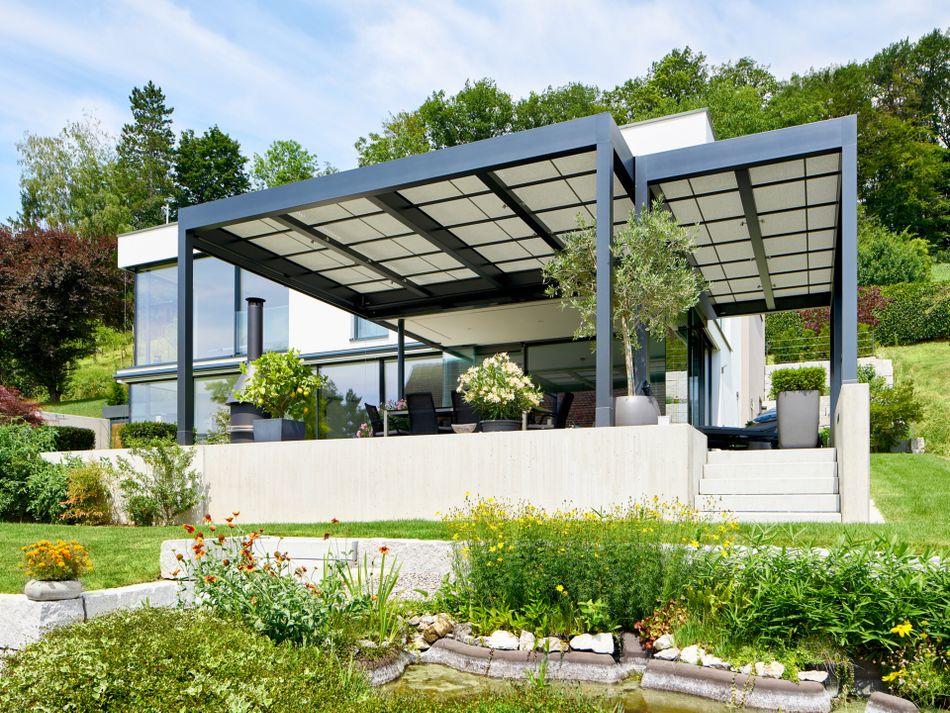 Referenz einer freistehenden Terrassenüberdachung markilux markant mit hellem Markisentuch.