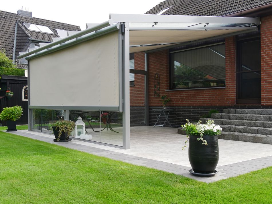 Terrassendach mit markilux Unterglasmarkise und Vertikalmarkise als seitlicher Sonnenschutz.