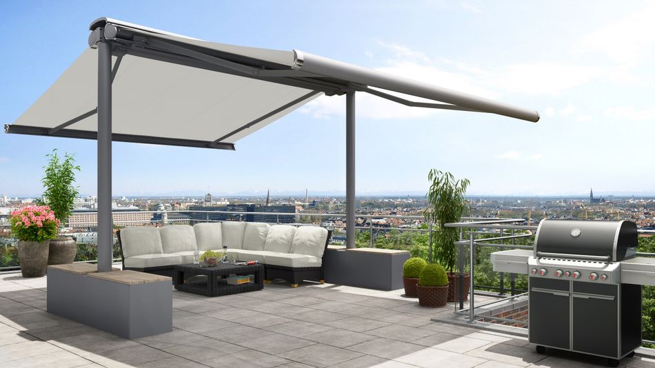 markilux syncra mit beigem Markisentuch und grauem Gestell, befestigt mit Beschwerungskästen.