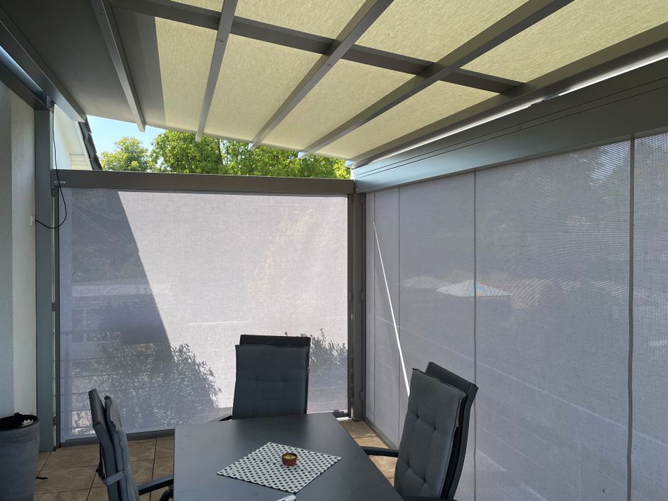 markilux pergola stretch als Sonnenschutz für Balkon mit seitlichen Elementen für Sichtschutz und tiefstehende Sonne