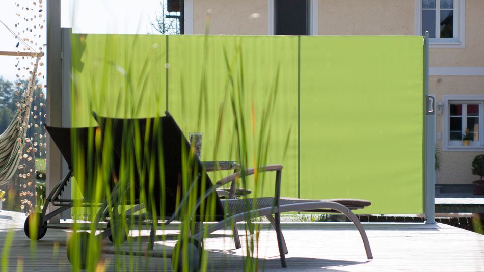 markilux 790 grüne Seitenmarkise als Sichtschutz auf der Terrasse