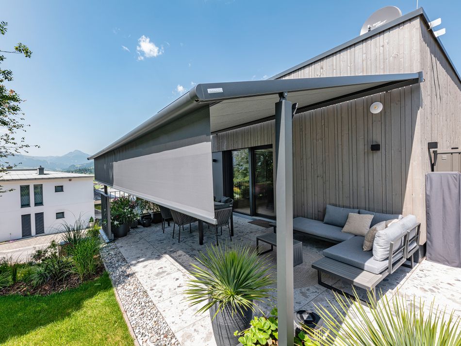 Moderne Terrasse mit markilux pergola cubic und absenkbarem Volant. Die elegante Terrassenüberdachung bietet optimalen Sonnen- und Sichtschutz.