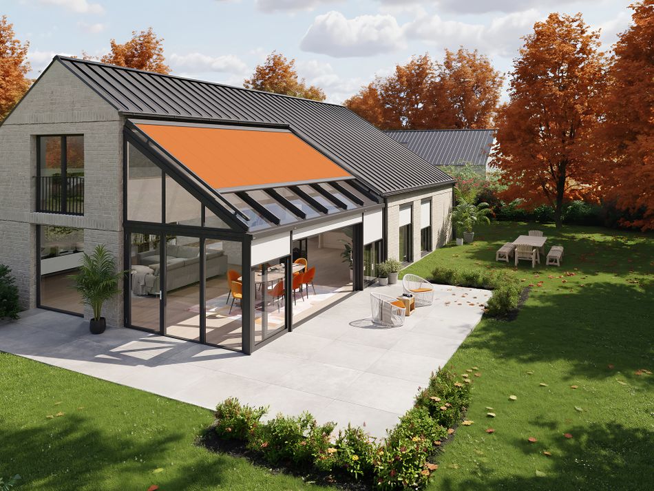Modernes Einfamilienhaus mit einer Hausecke aus Fenstern, kombiniert mit Wintergartenmarkisen, in einer herbstlichen Umgebung.