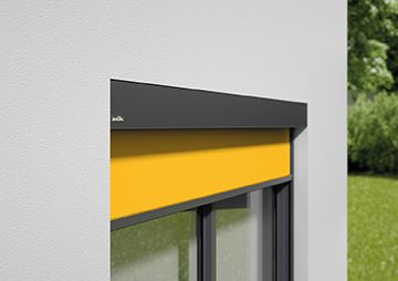 Vertikalmarkise mit gelbem Tuch in der Fensternische montiert