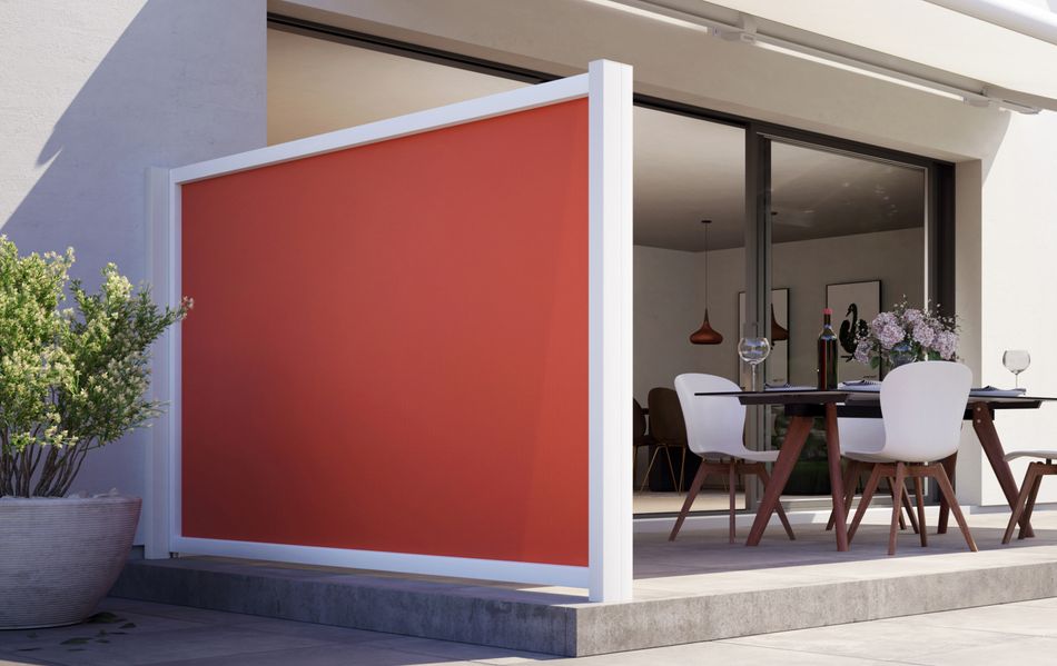 Haus mit Terrasse und roter Seitenmarkise markilux format als Sonnen- und Sichtschutz.
