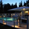 Bahama Jumbrella mit Beleuchtung auf einer Terrasse mit Pool
