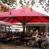 Sonnenschirm Bahama Magnum in rot als Schattenspender für Gäste in einem Restaurant