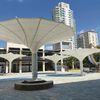 Sonnenschirm Bahama Largo in weiß aufgestellt vor einem Gebäude