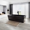 modernes schwarz-weisses Badezimmer mit freistehender schwarzer Badewanne