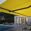 Gelenkarmmarkise markilux 1710 über einer Terrasse am Pool mit gelbem Tuch